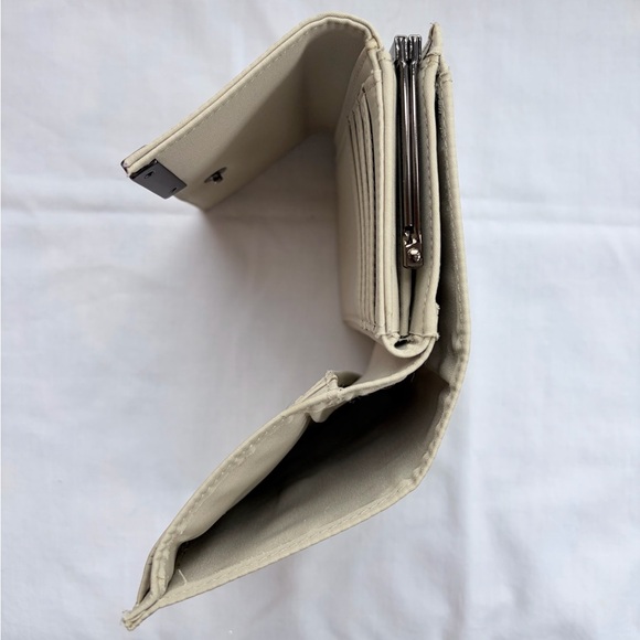 Kenneth Cole Reaction Beige Wallet - Picture 4 of 5